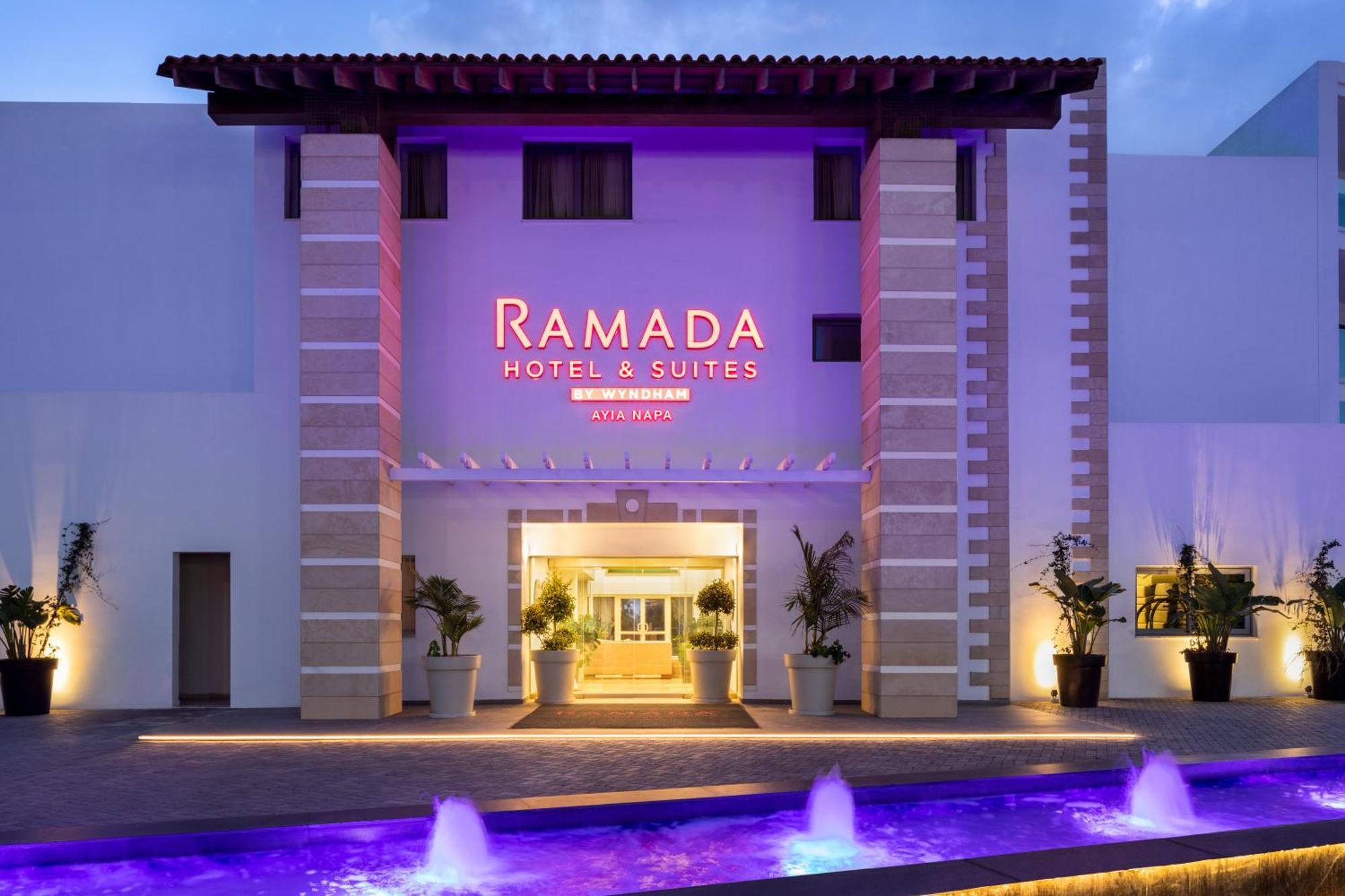 Ramada Hotel & Suites By Wyndham アヤナパ エクステリア 写真